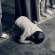 Seorang anak kecil sholat