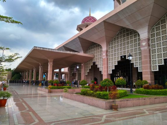 Larangan Shalat Dengan Rambut Terikat